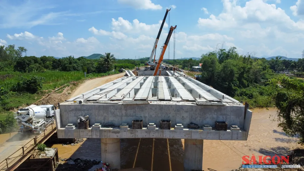 Brobjelken er 38 meter lang og veier 72 tonn. Dette er den siste broen i byggepakke nr. 1. Foto: HIEU GIANG cao tốc Khánh Hòa - Buôn Ma Thuột