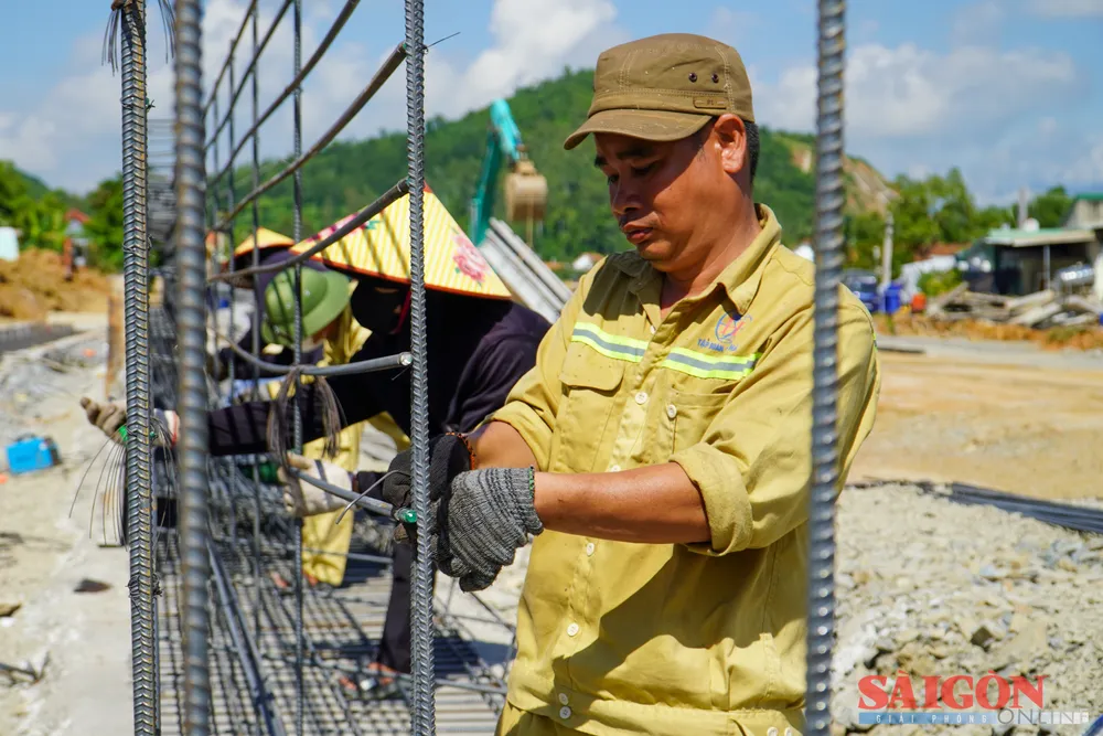 Arbeidere i Son Hai Group Company Limited bygger sikkerhets- og støybeskyttelsesrekkverk ved begynnelsen av motorveien. Foto: HIEU GIANG cao tốc Khánh Hòa - Buôn Ma Thuột