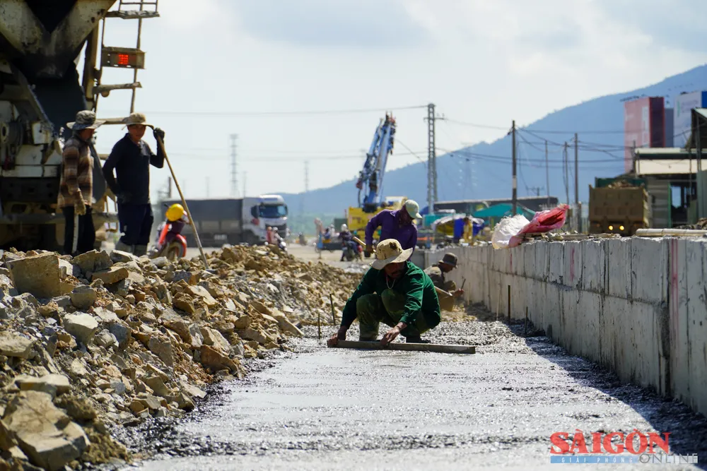I den stekende middagssolen er hundrevis av ingeniører og arbeidere travelt opptatt med byggingen. Foto: HIEU GIANG cao tốc Khánh Hòa - Buôn Ma Thuột