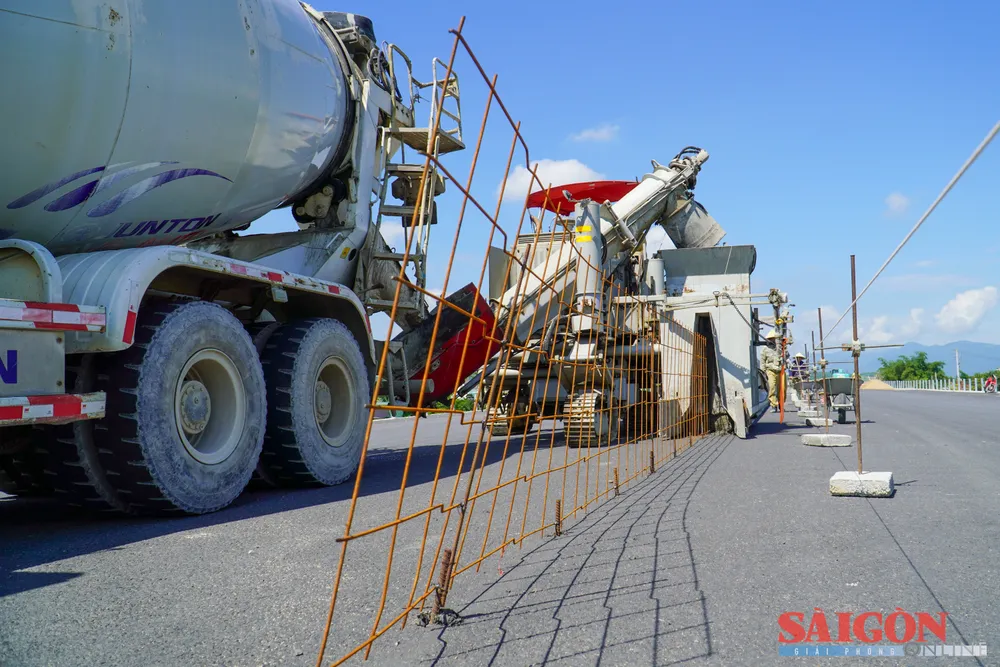 Bygging av midtstriper med automatisk utstyr med kvalitetsstandarder. Foto: HIEU GIANG cao tốc Khánh Hòa - Buôn Ma Thuột