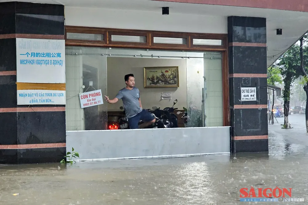Một nhà nghỉ trên đường Điện Biên Phủ (phường Bắc Nha Trang) dùng tấm chắn cửa chống ngập. Ảnh: HIẾU GIANG dasua-1202.jpg