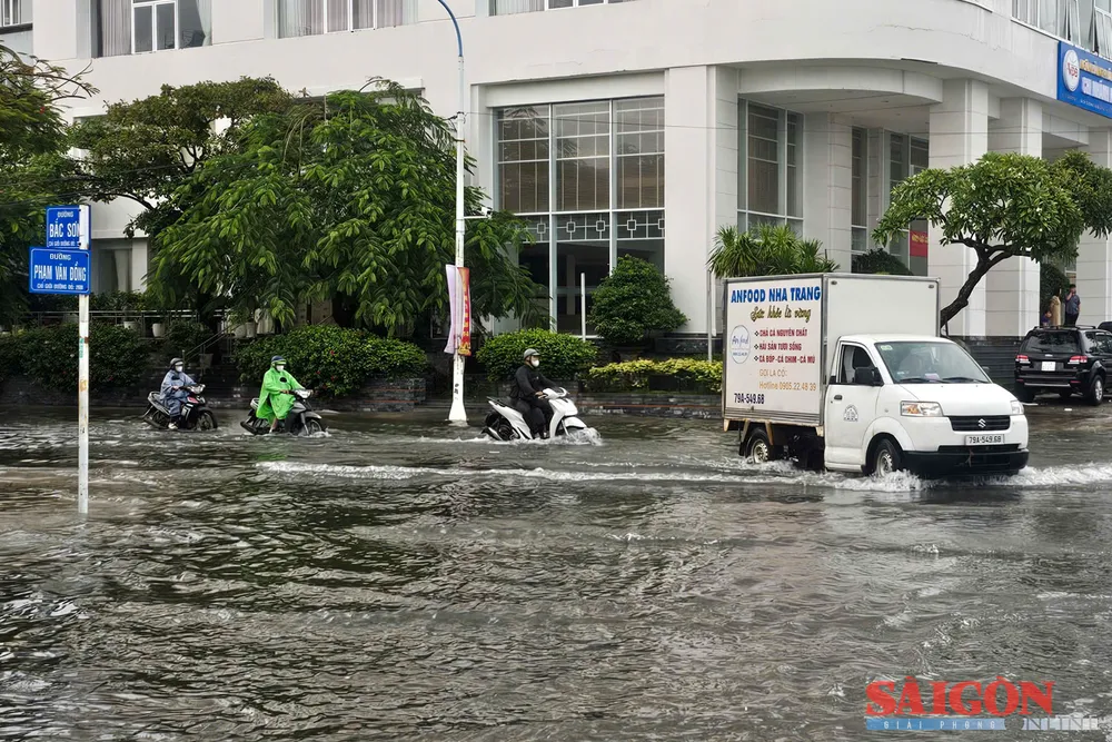 Đoạn giao giữa đường Bắc Sơn và đường Phạm Văn Đồng (phường Bắc Nha Trang) cũng bị ngập dasua-.jpg