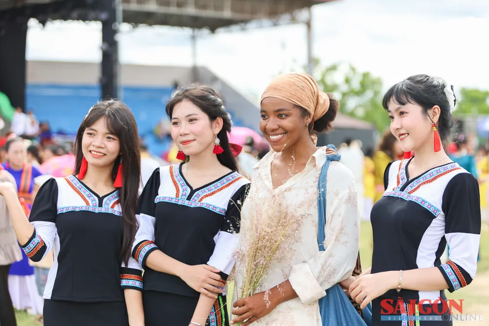 Nhiều du khách thích thú khi được trải nghiệm không khí văn hóa Chăm sôi động, chiêm ngưỡng các nghi lễ tôn giáo và điệu múa truyền thống. Ảnh: HIẾU GIANG 10.jpg