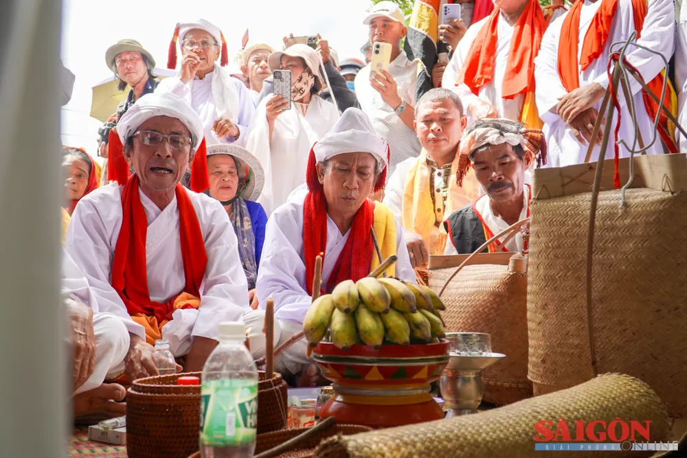 Để thực hiện lễ đón y trang, những người già trong làng chuẩn bị đốt sáp, trầm, soạn lễ vật trầu, cau... rồi bày biện chờ các chức sắc trong làng đến làm lễ trao y trang. Ảnh: HIẾU GIANG 2.jpg