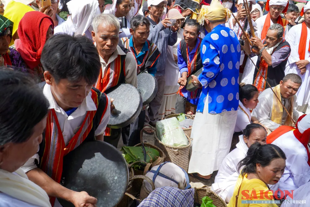 Người Chăm đón y trang do người Raglai trao - nghi thức linh thiêng thể hiện sự gắn kết giữa hai cộng đồng dân tộc anh em. Ảnh: HIẾU GIANG 3.jpg