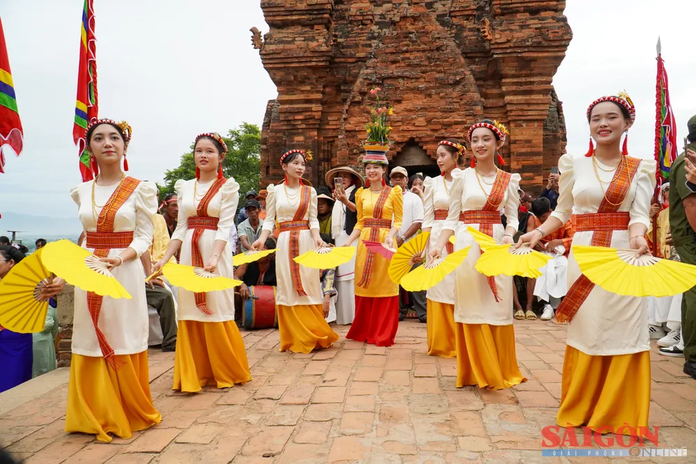 Thiếu nữ Chăm múa quạt tại Lễ hội Katê năm 2025. Ảnh: HIẾU GIANG dasua-00920.jpg