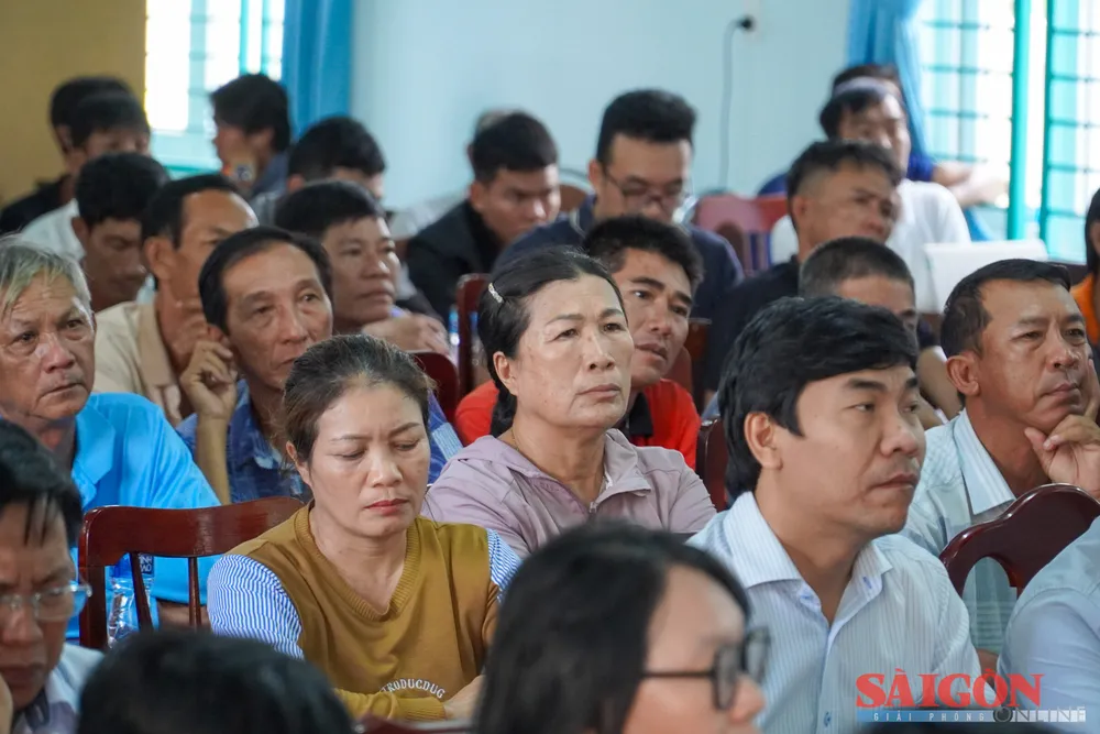 Hơn 50 người dân đại diện tham gia buổi gặp gỡ để bày tỏ tâm tư nguyện vọng với lãnh đạo tỉnh Khánh Hòa. Ảnh: HIẾU GIANG dasua-01148.jpg