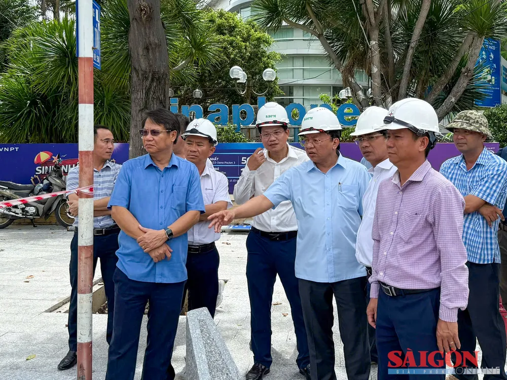 Phó Chủ tịch UBND tỉnh Khánh Hòa Lê Huyền (chỉ tay) kiểm tra dự án chỉnh trang đường Lê Thánh Tôn. Ảnh: NHẬT THANH dasua-970.jpg