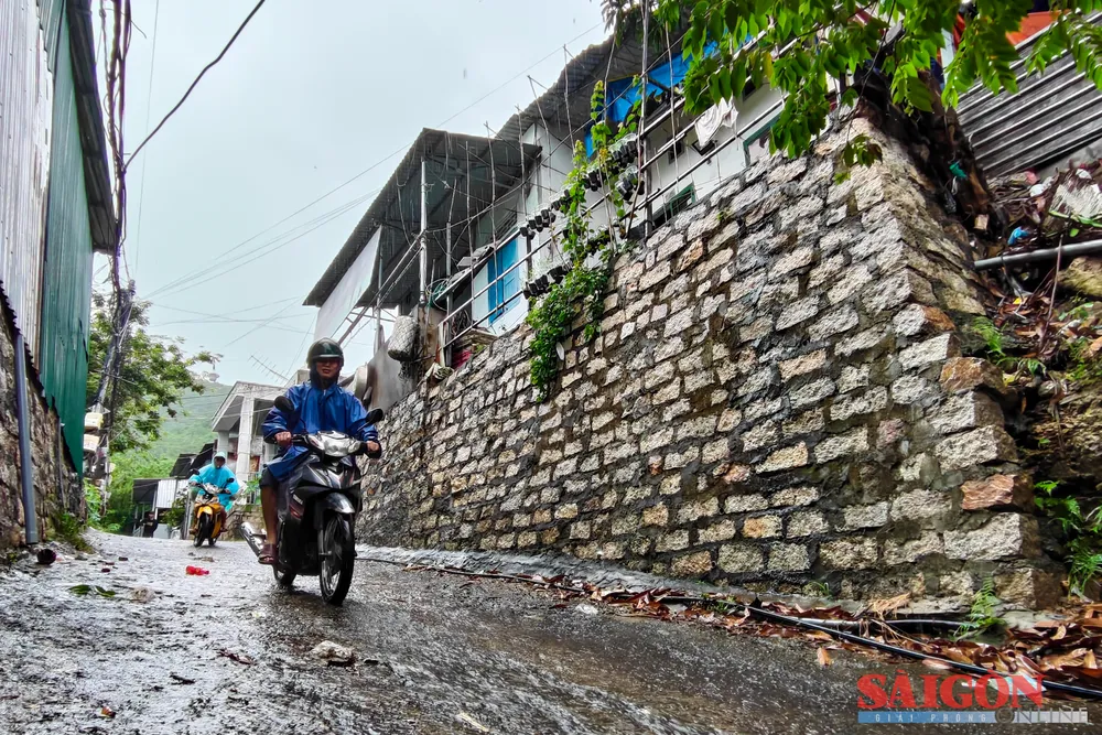 A muchas personas les preocupa que las fuertes lluvias e inundaciones puedan provocar el derrumbe del terraplén en cualquier momento. 11.jpg