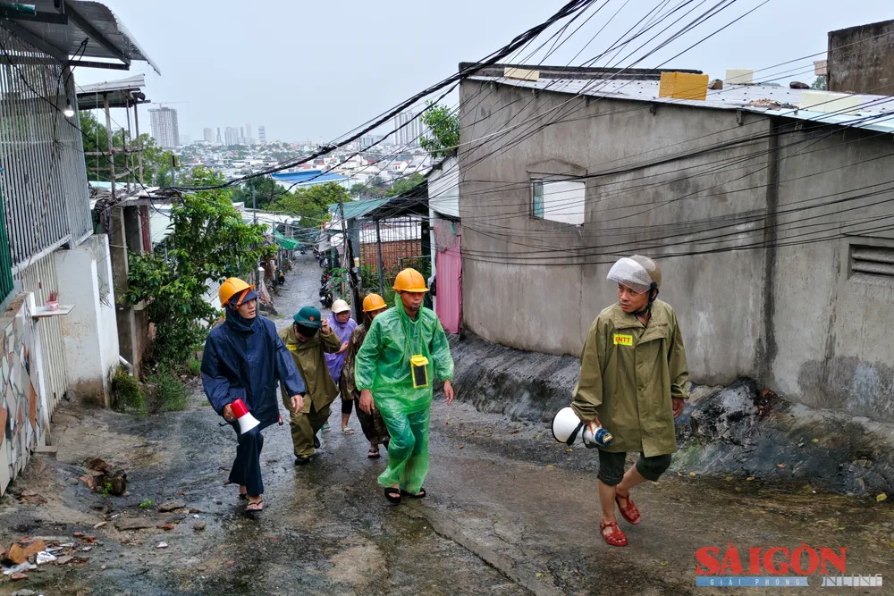 Las fuerzas movilizaron a la población de la zona de Xom Nui para evacuarla, en la mañana del 6 de noviembre. 13.jpg