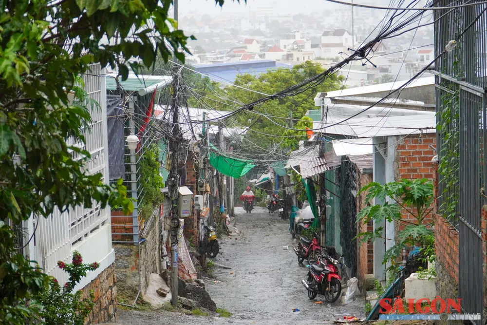 Actualmente, la gente vive en casas temporales con techos de chapa ondulada, ubicadas en pendientes pronunciadas, con un sistema enmarañado de cables eléctricos. 4.jpg