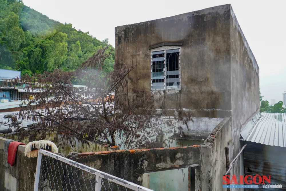 Una casa abandonada, dañada tras un deslizamiento de tierra en 2018. Según los vecinos, el propietario se mudó posteriormente al sur para vivir con familiares. 5.jpg