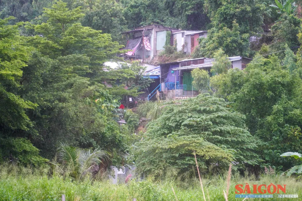 Las familias Xom Nui viven en casas con la espalda hacia las montañas, con el temor constante a los deslizamientos de tierra. 8.jpg