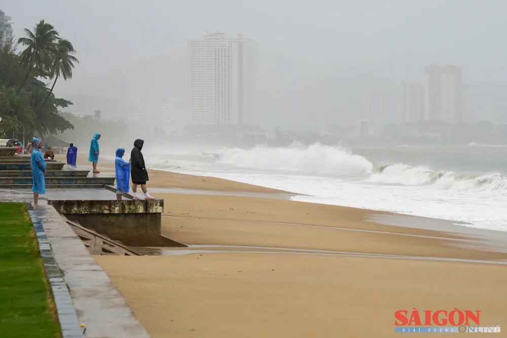 មនុស្សម្នាប្រមូលផ្តុំគ្នាមើលសមុទ្រ និងរលកនៅ Nha Trang។ រូបថត៖ HIEU GIANG dasua-1.jpg