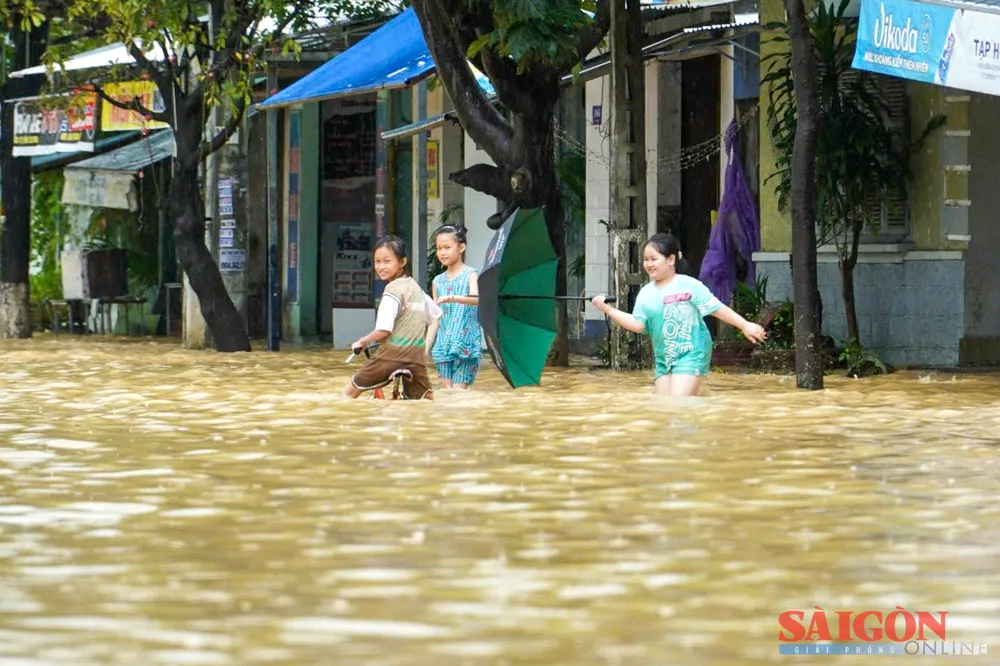 Đường 23-10, phường Tây Nha Trang ngập nặng sau trận mưa lớn tháng 11-2023. Ảnh: HIẾU GIANG