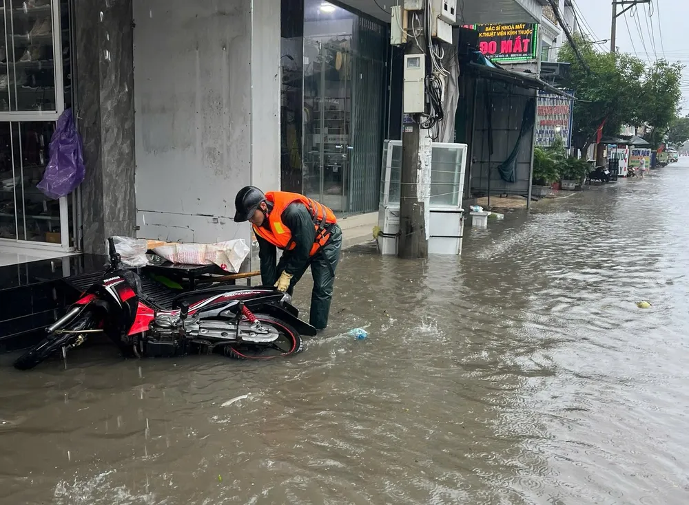 Many areas are deeply flooded in Bac Cam Ranh ward due to prolonged heavy rain. Photo: CAM RANH 583005943_842404721484682_7756344816936734086_n.jpg