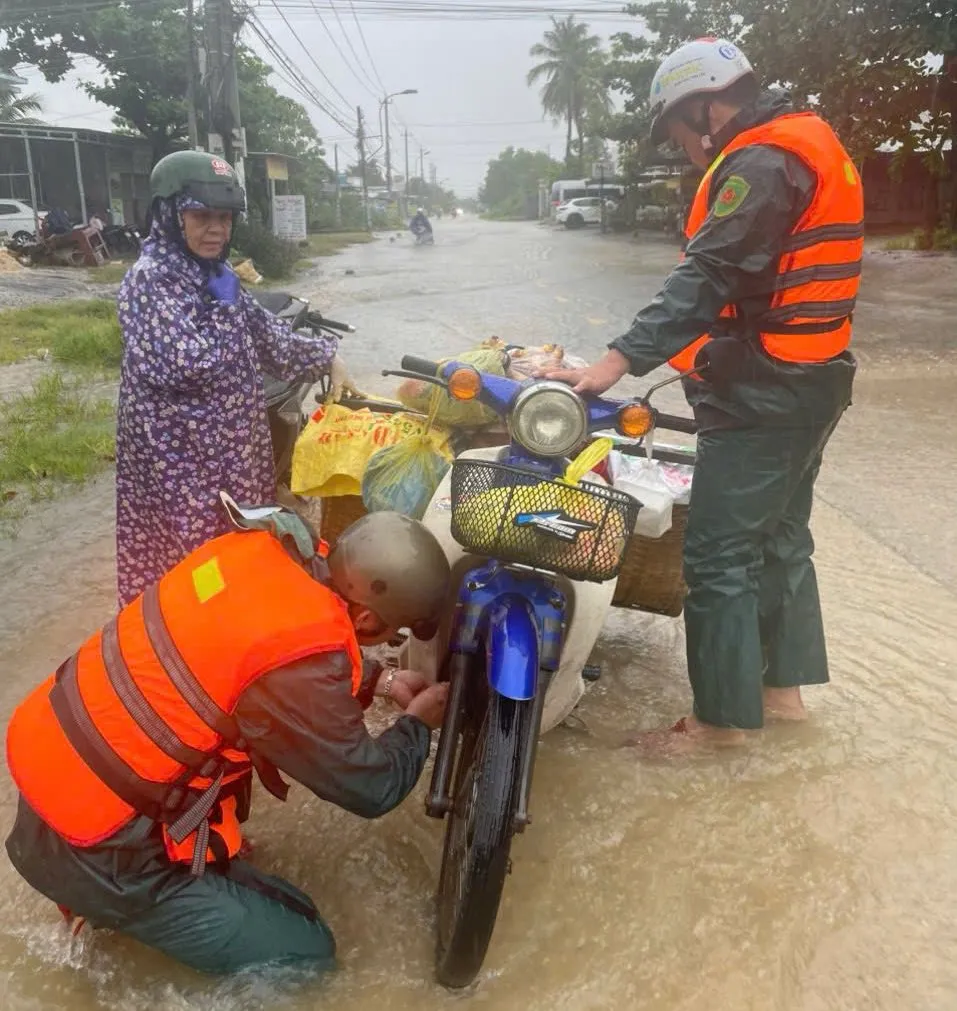 Helping people get through flooded areas. Photo: CAM RANH 583310003_842539784804509_5096447003227642412_n.jpg