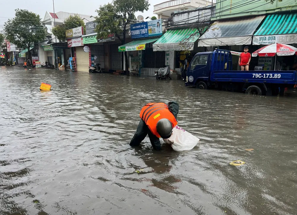 Many areas are deeply flooded in Bac Cam Ranh ward due to prolonged heavy rain. Photo: CAM RANH 583886493_842404728151348_9094130126534987143_n.jpg