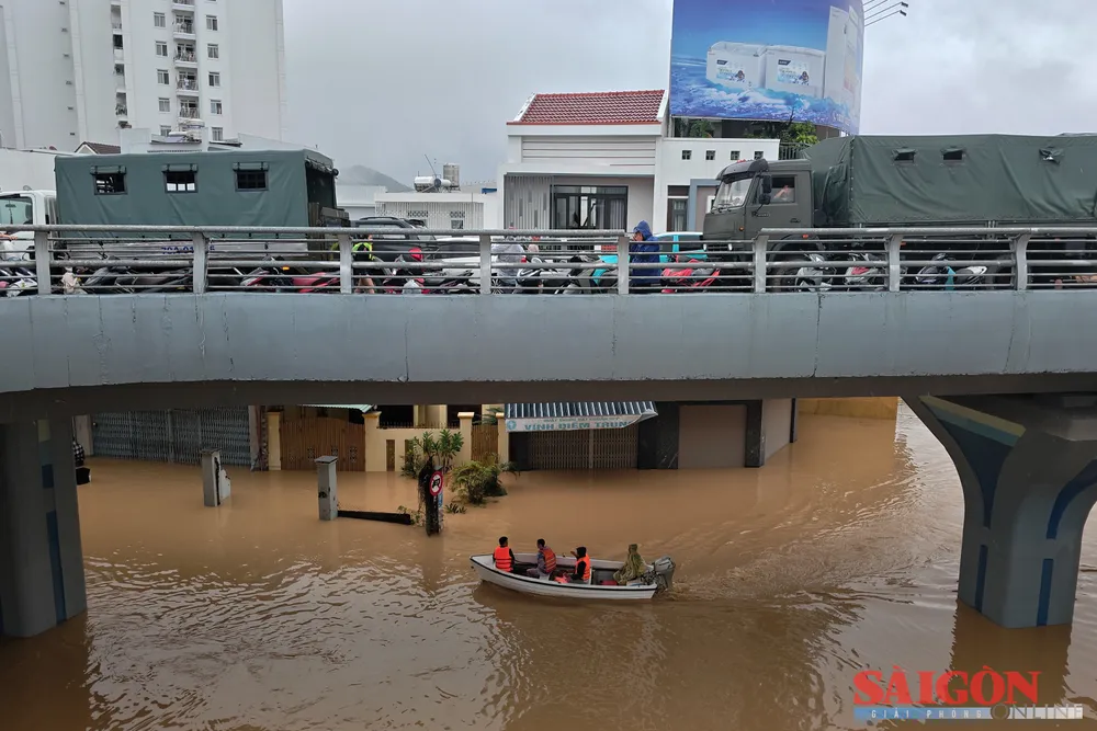 سیلاب کے پانی نے 20 نومبر کو Ngoc Hoi اوور پاس چوراہے کے دامن کو گھیر لیا۔ تصویر: HIEU GIANG dasua-1.jpg