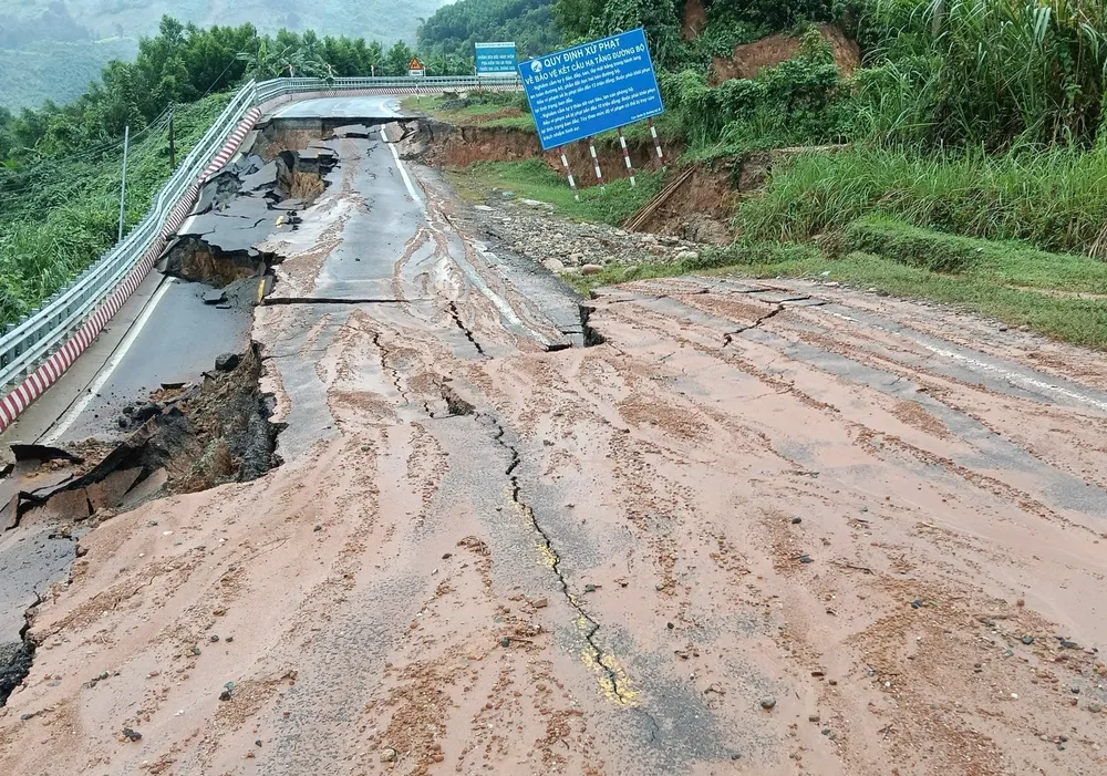 Khanh Le Geçidi heyelan nedeniyle çatladı. Fotoğraf: KHANH HOA POLİSİ 585497741_1368527051308097_4823562367804347221_n.jpg