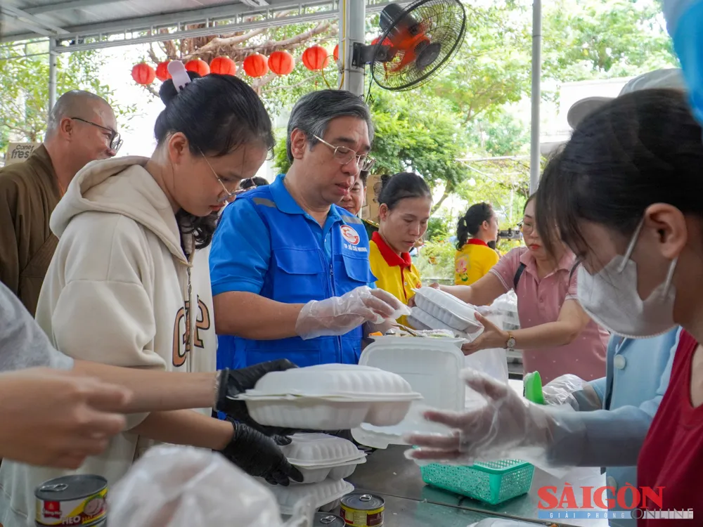 Đồng chí Nguyễn Phước Lộc, Phó Bí thư Thành ủy, Chủ tịch Ủy ban MTTQ Việt Nam TPHCM tham gia bếp ăn dã chiến phục vụ bà con vùng lũ tại Trường Đại học Nha Trang, ngày 23-11