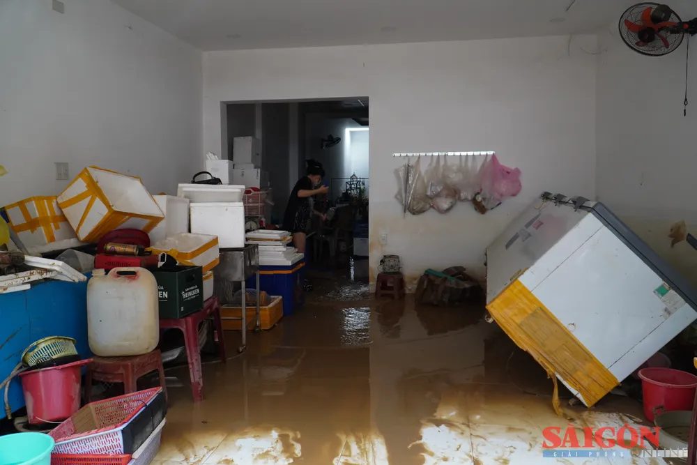 বন্যার পানিতে ডুবে যাওয়া এবং ক্ষতিগ্রস্ত আসবাবপত্র, বন্যার পরে মানুষ তাদের ঘরবাড়ি পরিষ্কার করতে হিমশিম খাচ্ছে। dasua-1.jpg