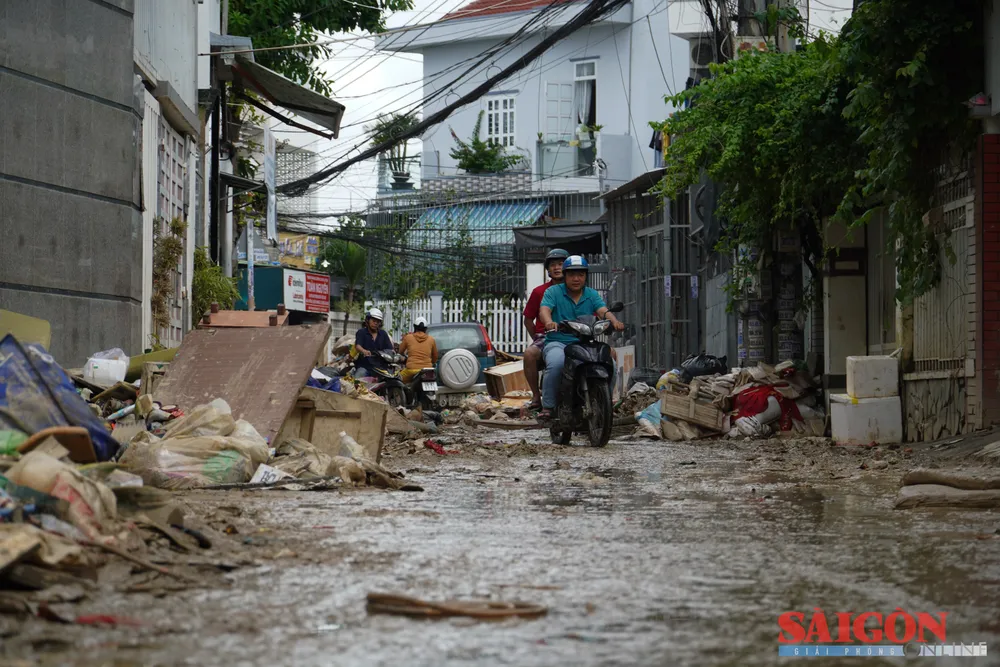 বন্যা কমে যাওয়ার ফলে ধ্বংসযজ্ঞ, কাদা এবং আবর্জনার দৃশ্য দেখা যায় অনেক রাস্তা জুড়ে। dasua-10.jpg
