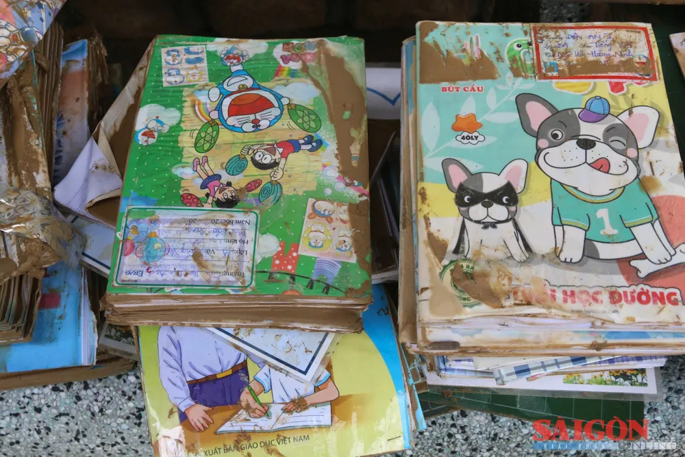 অনেক দিন বন্যার পানিতে ডুবে থাকার পর শিক্ষার্থীদের বই এবং শিক্ষকদের পাঠ পরিকল্পনা ক্ষতিগ্রস্ত হয়েছে। dasua--2.jpg