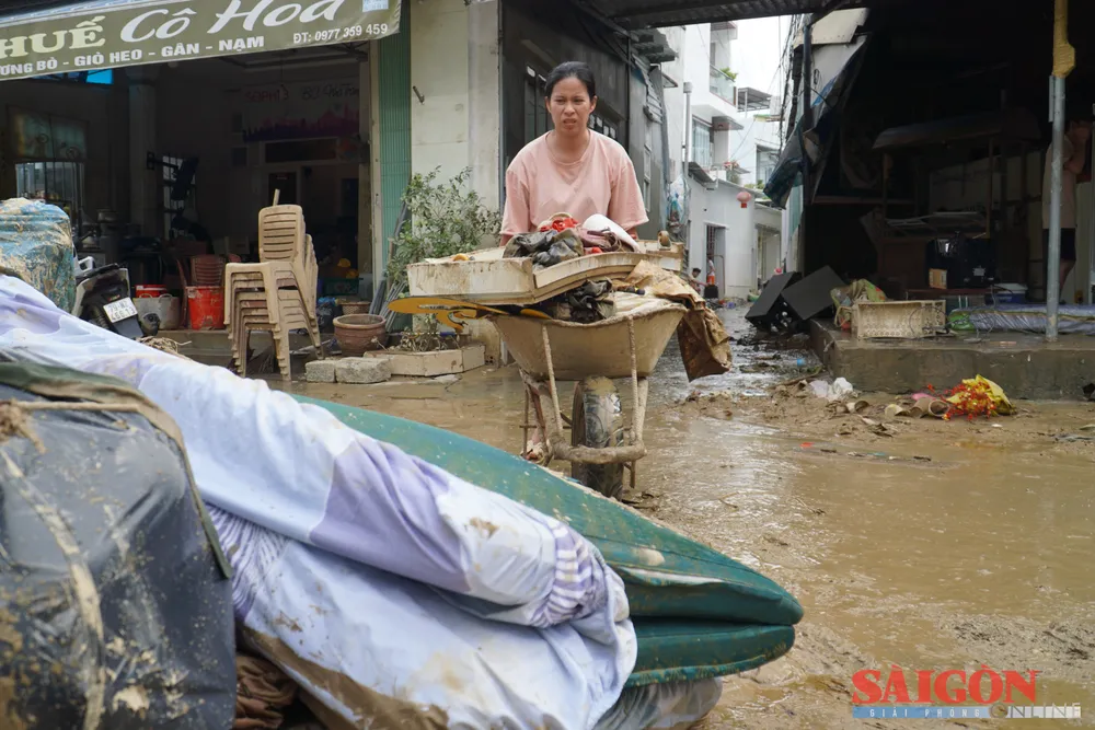 বন্যার পর মানুষ তাদের ঘরবাড়ি পরিষ্কার করার চেষ্টা করে। dasua-3-2.jpg
