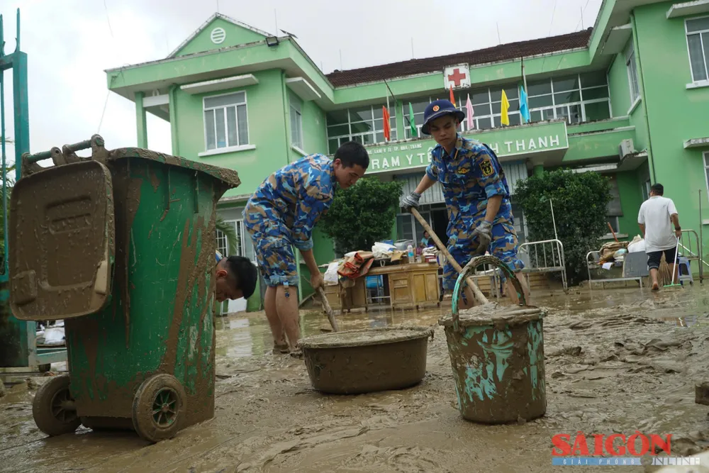 তাই না ট্রাং ওয়ার্ডে বন্যার পর কাদা পরিষ্কারে সহায়তা করছে সশস্ত্র বাহিনী dasua--3.jpg