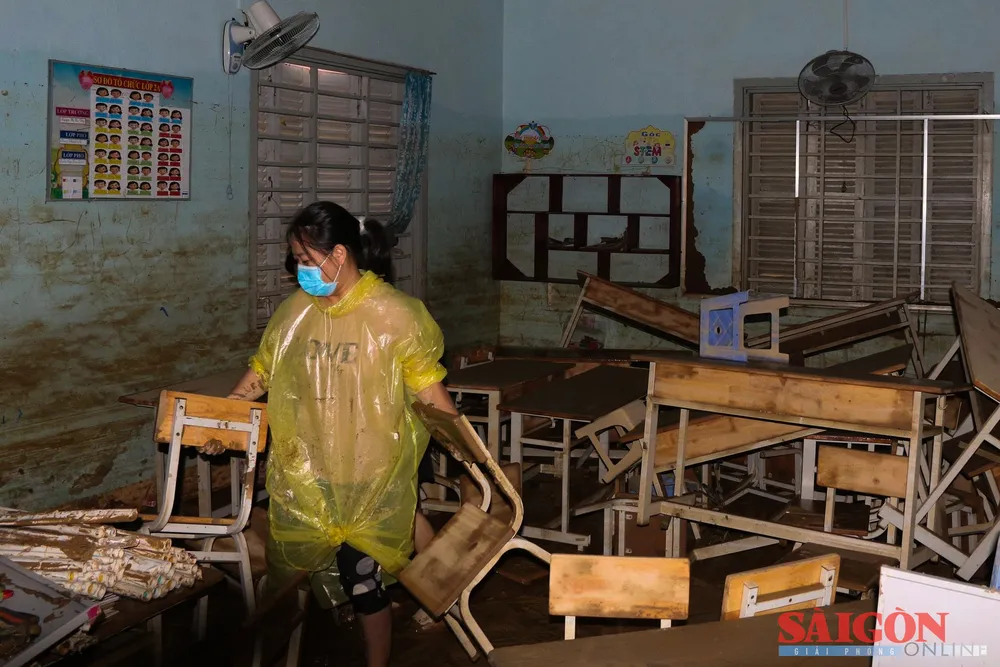 বন্যার পানিতে ডিয়েন আন ১ প্রাথমিক বিদ্যালয়ের (ডিয়েন খান কমিউন) শ্রেণীকক্ষের ডেস্ক ও চেয়ারগুলো এলোমেলোভাবে পড়ে আছে, ঘন কাদায় ঢাকা। dasua-.jpg