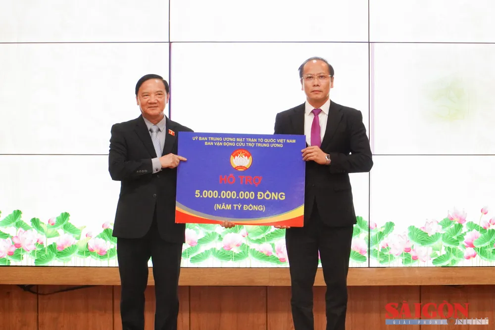 Lãnh đạo tỉnh Khánh Hòa tiếp nhận 5 tỷ đồng do Ủy ban Trung ương MTTQ Việt Nam, Ban Vận động cứu trợ Trung ương hỗ trợ khắc phục thiệt hại do mưa lũ gây ra. Ảnh: HIẾU GIANG