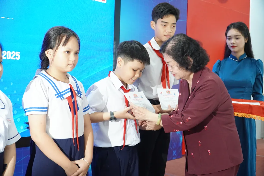 Nguyên Phó Chủ tịch nước, Chủ tịch Quỹ học bổng Vừ A Dính, Chủ nhiệm CLB “Vì Hoàng Sa - Trường Sa thân yêu” Trương Mỹ Hoa trao học bổng cho các em học sinh tỉnh Khánh Hòa. Ảnh: HIẾU GIANG