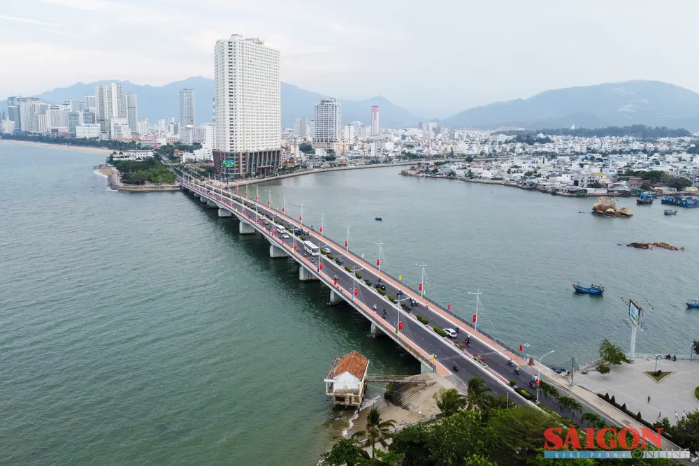 پل تران فو بر روی رودخانه کای نه تنها نقشی در ارتباط ترافیکی ایفا میکند، بلکه یکی از نمادهای معماری مدرن شهر ساحلی نها ترانگ نیز هست. عکس: هیو جیانگ dasua-.jpg