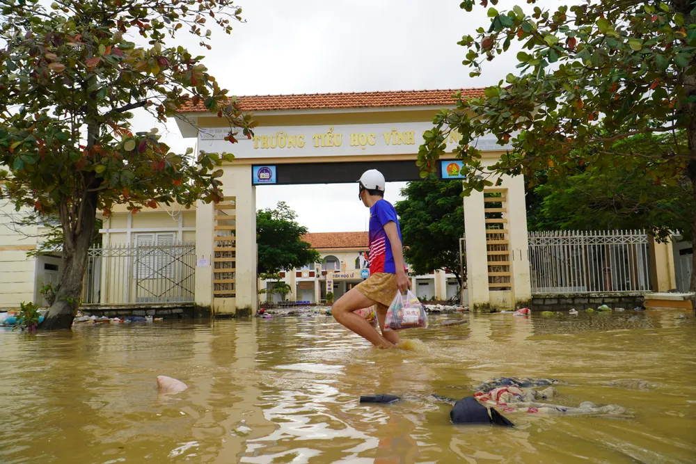 Trong vòng nửa tháng, người dân Khánh Hòa liên tiếp "gánh" 4 trận lũ lụt, khiến đời sống gặp nhiều khó khăn. Ảnh: HIẾU GIANG