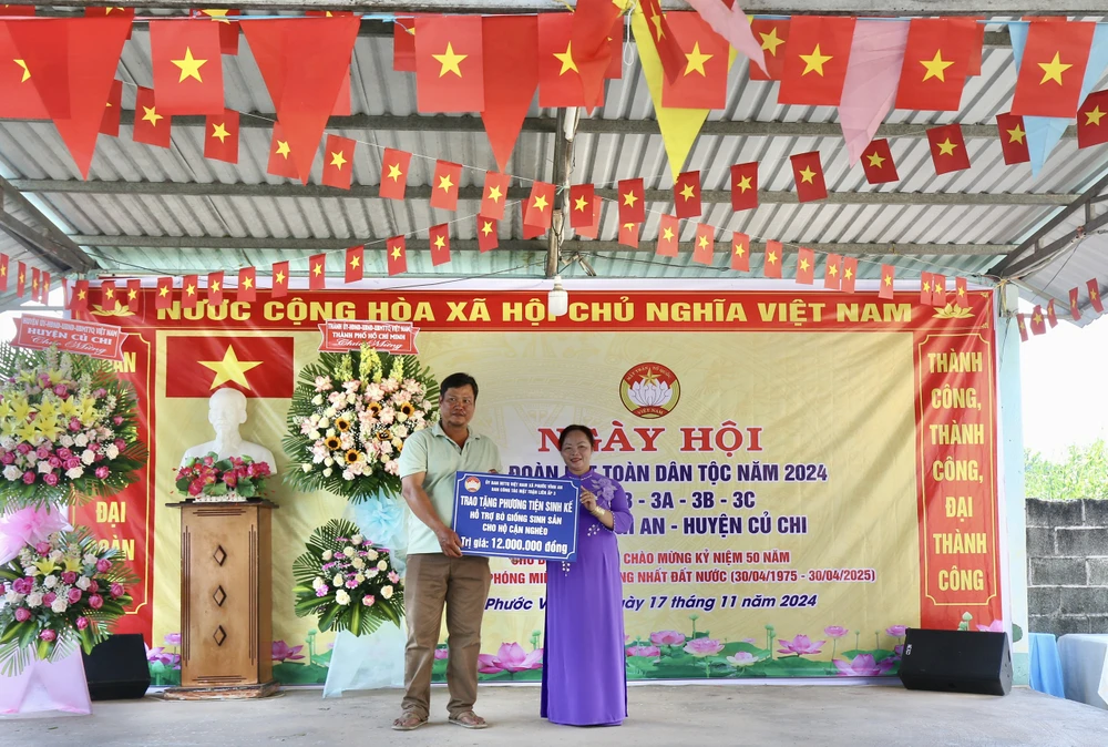 Hộ cận nghèo nhận phương tiện sinh kế tại ngày hội. Ảnh: DŨNG PHƯƠNG z6040620947788_8e527f162540494965575159269db0dc.jpg