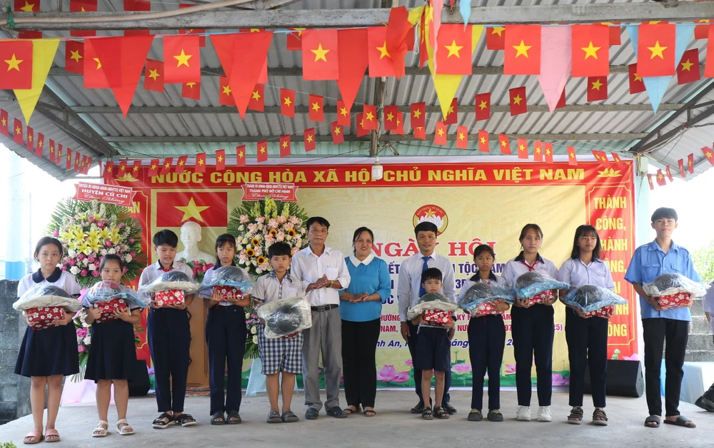 Các em học sinh hiếu học nhận quà tại chương trình. Ảnh: DŨNG PHƯƠNG z6040621000952_8b1767c948a56ceb94dd7aba16db252c.jpg