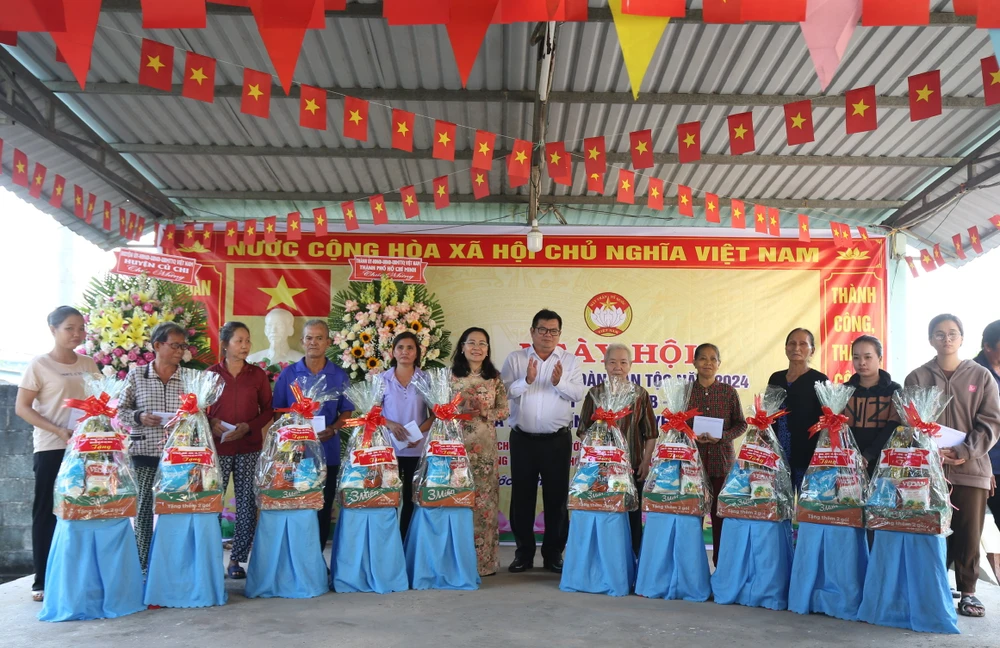 Chủ tịch HĐND TPHCM Nguyễn Thị Lệ và Phó Chủ tịch Ủy ban MTTQ Việt Nam TPHCM Ngô Thanh Sơn trao quà đến các hộ dân có hoàn cảnh khó khăn. Ảnh: DŨNG PHƯƠNG z6040621172033_96f9598e736f9a685a1bfb529205340e.jpg
