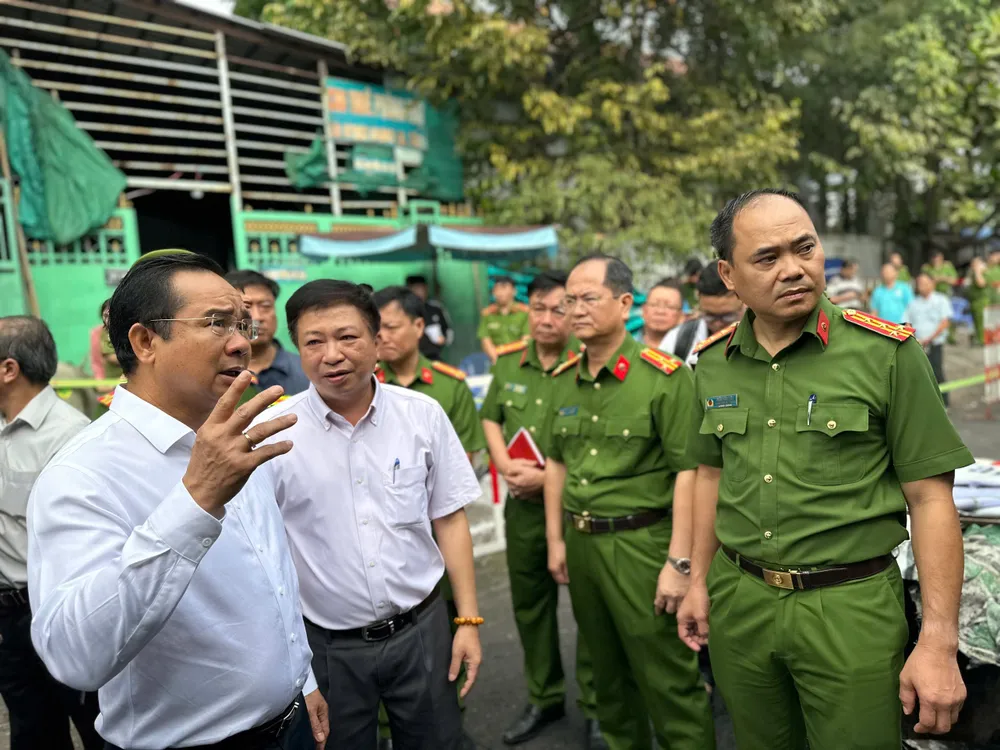 Chủ tịch UBND TPHCM Nguyễn Văn Được đến hiện trường. Ảnh: CHÍ THẠCH z6465136681201_7b5e9cfa8f64ba34017cd58d17cffd28.jpg