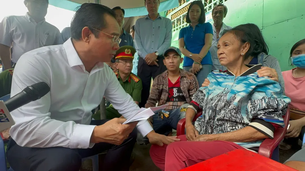 Chủ tịch UBND TPHCM Nguyễn Văn Được động viên, trao hỗ trợ cho gia đình tại địa chỉ 66B. Ảnh: CHÍ THẠCH z6465136707295_3e830423a5b90c9ccfcdd8e81b23209a.jpg