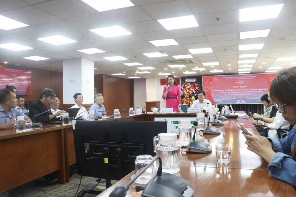Quang cảnh họp báo, chiều 2-5 z6561922355452_dd27b098f73acba8d57d5893ee6bb06d.jpg