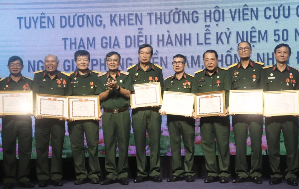 Chủ tịch Hội CCB TPHCM Nguyễn Minh Hoàng trao bằng khen đến các cá nhân z6565071815457_4566afbeea8ec98a9f9886f45bcac275.jpg