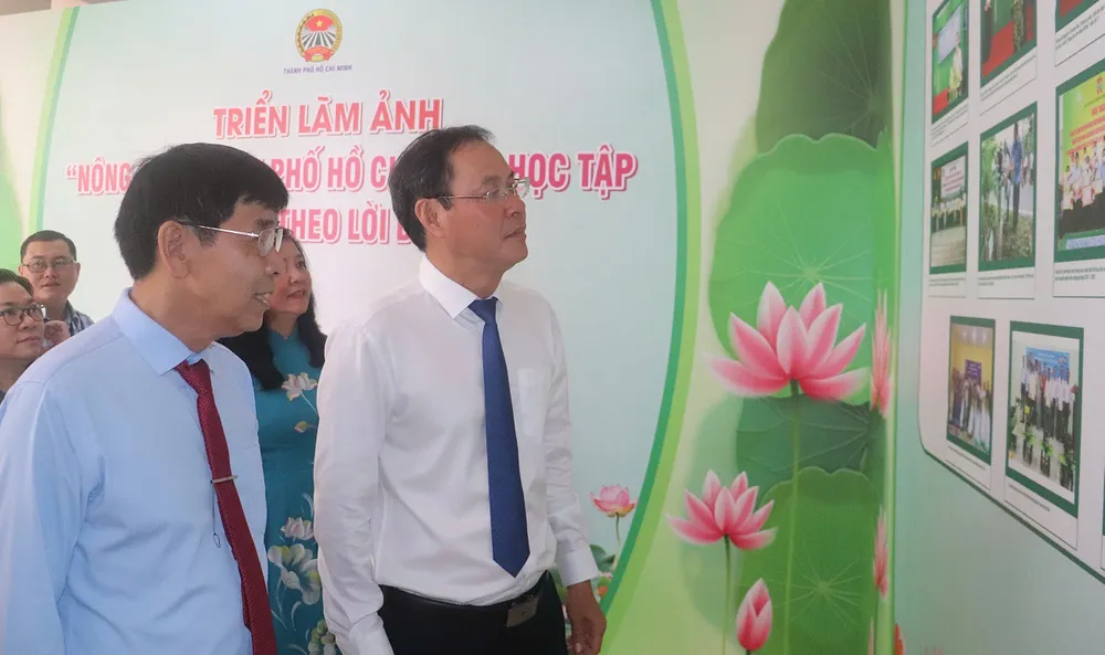 Đại biểu tham dự chương trình tham quan triển lãm ảnh "Nông dân TPHCM học tập và làm theo lời Bác" z6627045110656_c69779822d28c3be6848dd150a6601cd.jpg