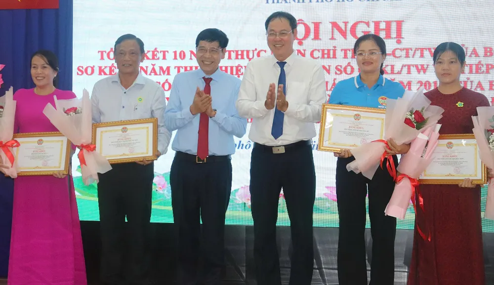 Phó Chủ tịch Thường trực Ủy ban MTTQ Việt Nam TPHCM Nguyễn Thành Trung và Chủ tịch Hội Nông dân TPHCM Lê Minh Dũng trao bằng khen đến các tập thể z6627045112691_4c71ba404f739864649e4785c6fbd137.jpg