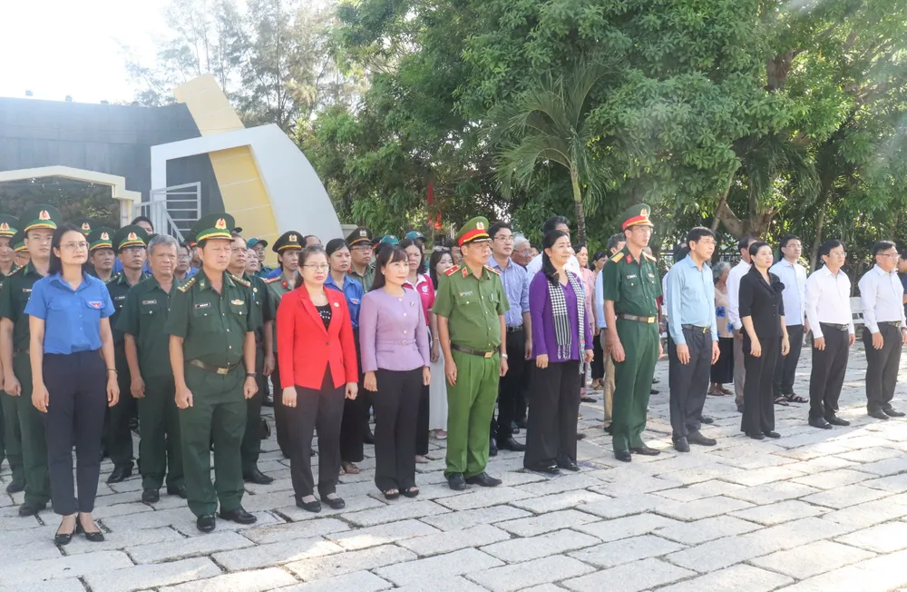 គណៈប្រតិភូមកថ្វាយផ្កា និងធូបនៅទីបញ្ចុះសពព្រះឧត្តមរណឫទ្ធិ។ z6642764435678_822a20ebd028acd144520620664b9e01.jpg