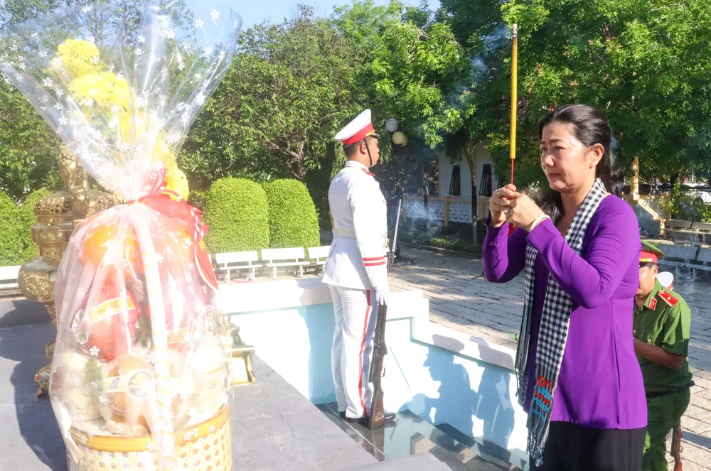 សមមិត្ត Nguyen Thi Bach Mai អុជធូបនៅទីបញ្ចុះសព Rung Sac Martyrs z6642764474892_5ade2476257315109afb08436214726f.jpg