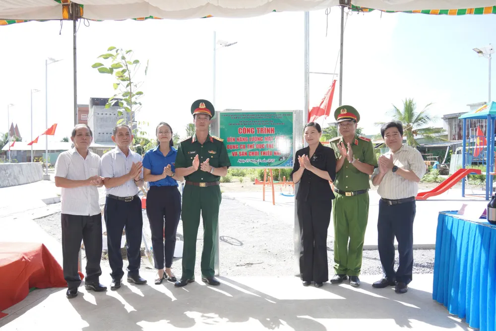 ពិធីសម្ពោធអំពូលសូឡា ឧបករណ៍កីឡា និងសួនកុមារ z6642852136610_e562c7a2e6426bb81c611a26c2606858.jpg