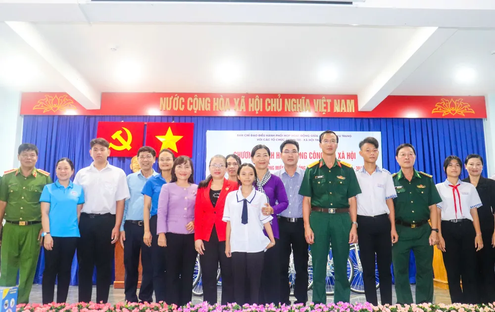 គណៈប្រតិភូបានថតរូបអនុស្សាវរីយ៍ក្នុងកម្មវិធី z6643452753146_36e97eb94fa83dd11be7ed19afabdb7e.jpg