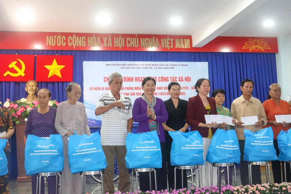 សមមិត្ត Nguyen Thi Bach Mai និងលេខាអចិន្ត្រៃយ៍គណៈកម្មាធិការបក្សស្រុក Can Gio លោក Doan Thi Ngoc Cam ជូនអំណោយដល់គ្រួសារគោលនយោបាយ និងគ្រួសារដែលមានស្ថានភាពលំបាក។ z6643621695358_6b338b070a2d099712d9f84c601a4d41.jpg