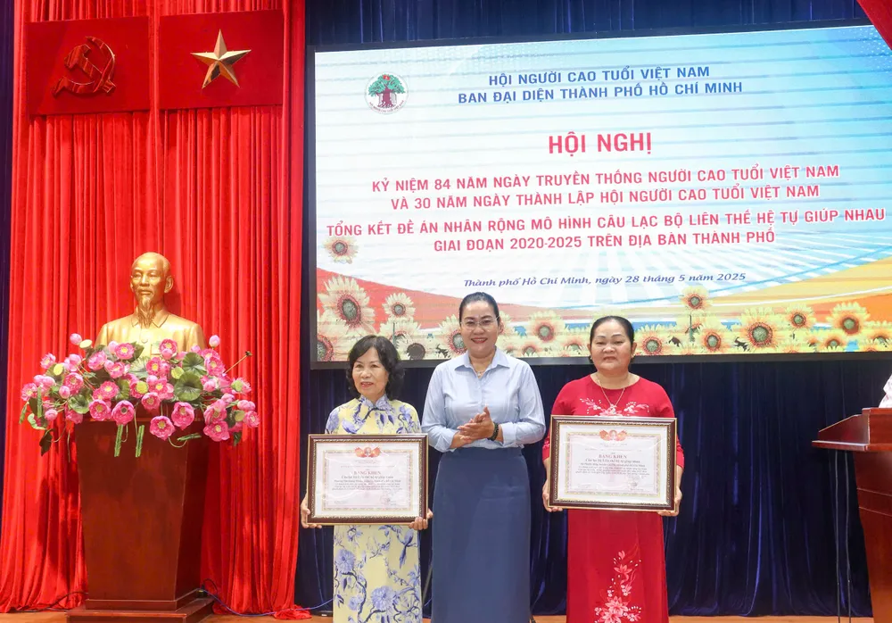 Các tập thể nhận bằng khen của Ban Chấp hành Trung ương Hội Người cao tuổi Việt Nam z6646877443147_6622c2d2c1b0a12573b4f4740063bfed.jpg